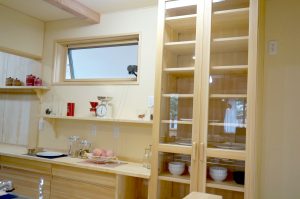 キッチン裏の天然木の食器棚はオリジナル製品。所沢市の工務店、彩建コーポレーションがお手伝いします