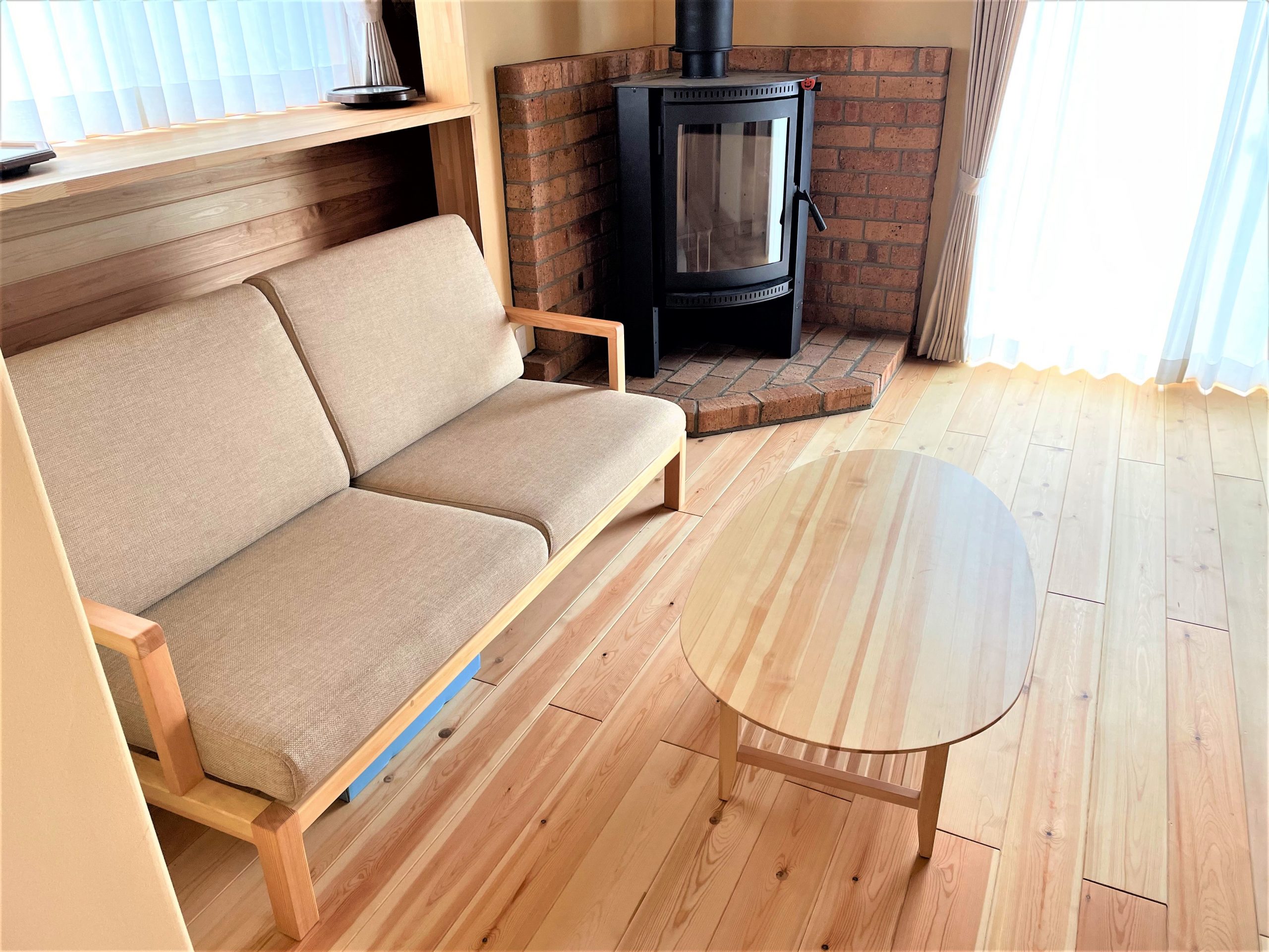 天然木のオリジナルソファーとテーブル、オリジナル薪ストーブ所沢市のリノベーション事例写真