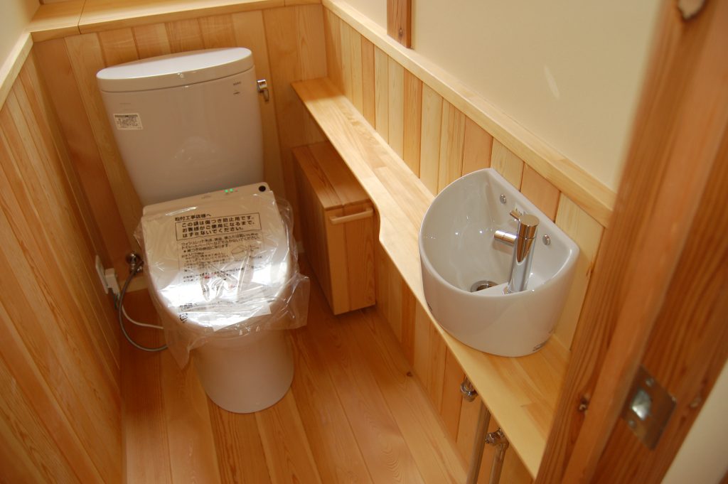 トイレのリノベーション腰壁と床に赤松の無垢材を張ったリノベーション